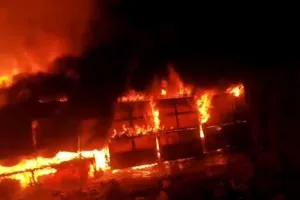 घोरावल शिव मन्दिर के पीछे भीषण अगलगी, अफरा तफरी का माहौल