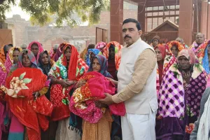 हयातगंज में प्रधान अशोक तिवारी ने सौ  लोगों को सौंपे कम्बल