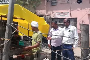 खड्डा तहसील गेट के सामने शराबियों का अड्डा