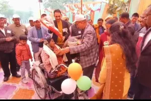 कंधे पर दिव्यांग पत्नी को देख पसीजा डीएम का दिल, तत्काल मिली मोटराइज्ड साइकिल