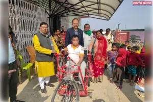 विधायक ने बच्चों व दिव्यांगजनों के बीच शिक्षण सामग्री व ट्राइसाइकिल का किया वितरण 