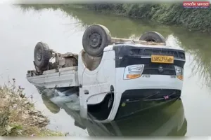 स्कॉर्पियो को पास देने में नहर में पलटी माल लदी मैजिक