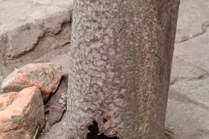  जर्जर बिजली का पोल में  जंग लगने के कारण टूट चुका है कभी भी गिर सकता है। बड़े हादसे के इंतजार में जिम्मेदार अधिकारी