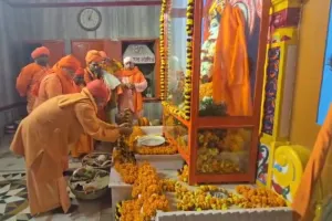 गोरखनाथ मंदिर में मकर संक्रांति पर परंपरा, आस्था और श्रद्धा का महासंगम, सीएम ने चढ़ाई खिचड़ी
