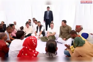 राहुल गांधी इंदौर पहुंचे, पानी में गंदगी से हुई मौतों से प्रभावित परिवारों से मिले