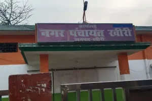 हल्की बारिश में ही कीचड़ में तब्दील हुईं खीरी की सड़कें, नगर पंचायत की लापरवाही से जनता बेहाल