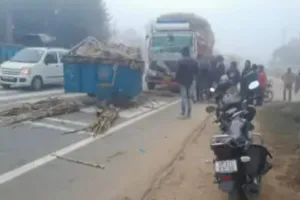 डीसीएम-ट्रैक्टर भिड़ंत रामापुर तिराहे पर हुआ हादसा गनिमत कोई हताहत नहीं 