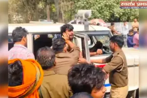 Ballia के कुंवर सिंह चौराहे पर पुलिस के सामने मारपीट