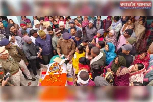 कांपते हाथों से बेटे ने दी मुखाग्नि, तिरंगे में लिपटे पिता को देख फूट पड़ा गांव का कलेजा