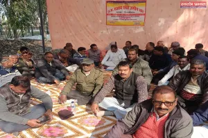 सिद्धार्थनगर में उत्तर प्रदेश राजस्व संग्रह अमीन संघ ने  आरोपियों की गिरफ्तारी की मांग को लेकर किया धरना/ प्रदर्शन