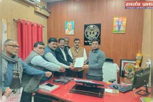 शिक्षकों ने अपनी मांगों को लेकर जिला बेसिक अधिकारी को ज्ञापन सौंपा