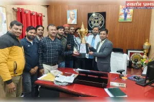 मंडलीय खेल में जीत के बाद प्राप्त ट्राफी को बीएसए को सौंपा