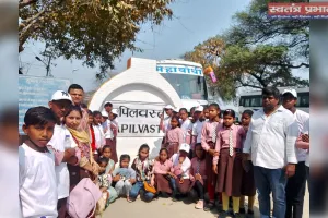 कपिलवस्तु का भ्रमण करते हुए बच्चे व शिक्षक