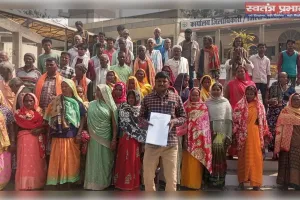 पशुचर की जमीन हड़पने के विरोध में ग्रामीणों  ने किया प्रदर्शन,  ज्ञापन सौंपा