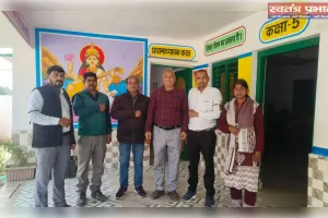 टीईटी अनिवार्यता के विरुद्ध शिक्षकों ने बाहों में काली पट्टी बांधकर किया शिक्षण कार्य