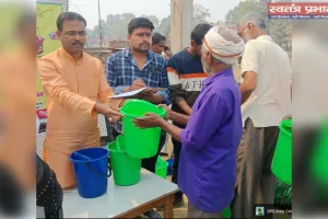 वार्ड में डस्टबिन का किया गया वितरण