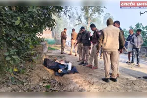 घर से 500 मीटर दूर सड़क किनारे, पुलिया के बगल झाड़ियों में मिला युवक का शव