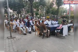 विद्युत संविदा कर्मियों का हल्ला बोल: ₹25,000 वेतन और नियमितीकरण की मांग, छंटनी होने पर कार्य बहिष्कार की दी चेतावनी