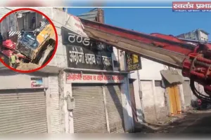 आगरा: मेट्रो निर्माण स्थल पर बड़ा हादसा , बियर शॉप पर गिरी क्रेन की शाफ्ट इलाके में मची अफरा-तफरी