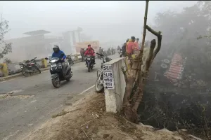 पुल की रेलिंग तोड़ कर नदी में गिरा ट्रक कोहरे में चालक को सड़क पर नहीं दिखा गहरा गड्ढा 