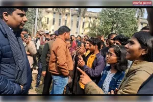 दिशा छात्र संगठन के छात्रों पर जानलेवा हमला करने वालो पर एफ़आईआर करवाने के लिए चीफ़ प्राक्टर को ज्ञापन प्रदर्शन।