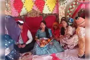 तीसरी शादी करते समय दूसरी पत्नी ने पति को दबोचा पहली पत्नी से तलाक़
