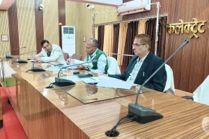 कलेक्ट्रेट  सभागार में  जनगणना की तैयारियों को लेकर जिलाधिकारी ने किया अधिकारियों के संग बैठक