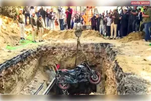 सड़कों पर गड्ढों से मौत अव्यवस्था की ज्वलंत तस्वीर पेश करती है