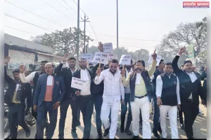 यूजीसी के नए नियमों के समर्थन में अधिवक्ताओं का प्रदर्शन, राष्ट्रपति को संबोधित ज्ञापन सौंपा