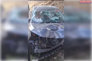 ट्रैक्टर ने कार में मारी टक्कर,कार खाई में गिरी 