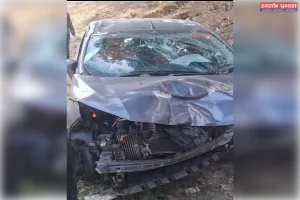 ट्रैक्टर ने कार में मारी टक्कर,कार खाई में गिरी 