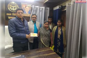 श्रमिक के मौत पर मिला 12 लाख रुपए का चेक