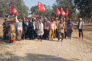 पटवध- बसुहारी मार्ग के निर्माण में अनियमितता  को लेकर भाकपा ने सांकेतिक प्रदर्शन कर दिया आंदोलन की चेतावनी