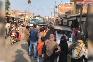 ई-रिक्शा चालक और यात्री के बीच जमकर हुई मारपीट इलाके में चर्चा का माहौल