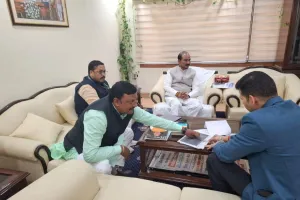 ट्रांसपोर्ट भवन में राज्यमंत्री अजय टमटा से मिले सांसद सुनील कुमार