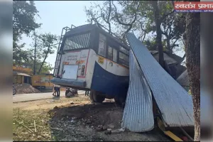 बेकाबू बस दुकानों में घुसी पांच लोग घायल, मिश्रिख जा रही थी बस 