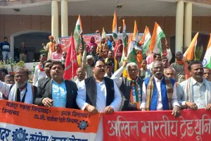  जन-विरोधी नीतियों के खिलाफ गूंजा विरोध, ट्रेड यूनियनों ने किया कलेक्ट्रेट पर प्रदर्शन