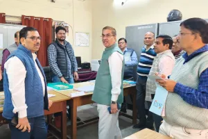 जिलाधिकारी ने कलेक्ट्रेट का किया औचक निरीक्षण