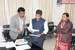 जिलाधिकारी ने विकास भवन का किया औचक निरीक्षण