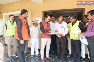 जिलाधिकारी ने संग्रामगढ़ टोल प्लाजा पहुंचकर गंगा एक्सप्रेसवे की ली जानकारी