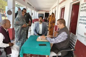 विशेष प्रगाढ़ पुनरीक्षण अभियान के तहत मतदाता नामांकन प्रक्रिया का जिलाधिकारी ने लिया जायजा, दिये संबंधित अधिकारियों को निर्देश