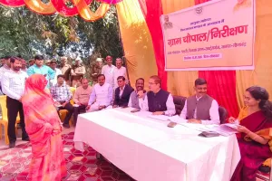 मंडलायुक्त ने पकरी ग्राम पंचायत में लगाई चौपाल सरकारी योजनाओं की जानी जमीनी हकीकत