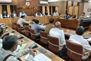 मंडलायुक्त का सोनभद्र दौरा कलेक्ट्रेट और तहसील का औचक निरीक्षण, लंबित मुकदमों पर जताई नाराजगी