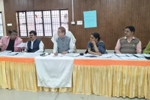 जिलाधिकारी ने आवास और आयुष्मान कार्ड योजना की समीक्षा की लापरवाही पर बिचौलियों और अधिकारियों को दी कड़ी चेतावनी