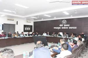 मण्डलायुक्त ने योजनाओं में लक्ष्य के सापेक्ष शत-प्रतिशत   प्रगति न पाये जाने पर सम्बंधित के विरूद्ध कड़ी कार्रवाई करने के दिए निर्देश