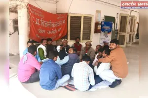 बस्ती में बिजली कर्मियों का आंदोलन 11वें दिन भी जारी