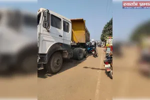 हरैया बाईपास पर 25 दिनों से खड़ा क्षतिग्रस्त ट्रेलर दे रहा बड़ी दुर्घटना को दावत