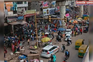 दिल्ली के नांगलोई सर्विस रोड पर दुकानदारों का कब्जा