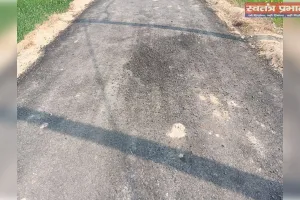 आगे चल रहा सड़क मरम्मत कार्य पीछे उखड़ रही मरम्मत की गई सड़क की गिट्टिया