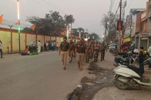 ओबरा में पुलिस और सी आई एस एफ  का शक्ति प्रदर्शन सीओ अमित कुमार वर्मा के नेतृत्व में सड़कों पर उतरा भारी बल, दंगाइयों को कड़ी चेतावनी